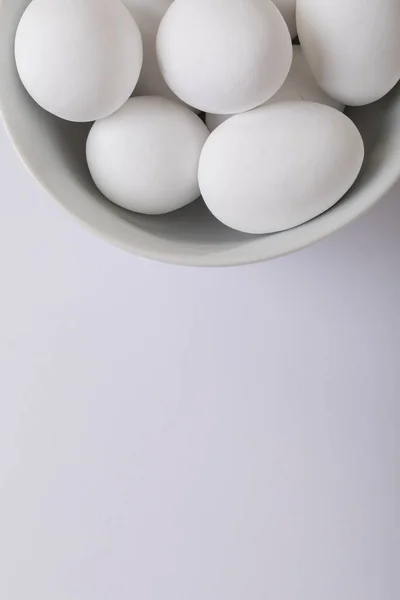 Close Ovos Brancos Tigela Mesa Com Espaço Branco Inalterado Espaço — Fotografia de Stock