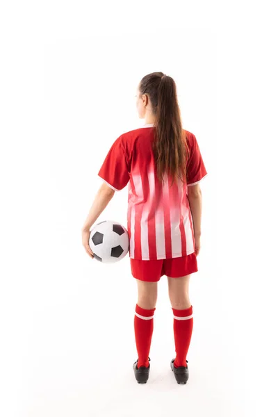白地を背景にサッカーボールを持つ白人の若い女性選手の全長リアビュー 変更されていない スポーツ スポーツの制服 コピースペース 選手や女性のサッカー — ストック写真