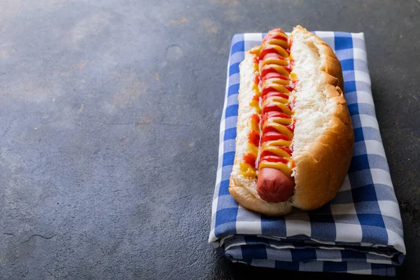 Detailní Záběr Hot Dogu Rajčaty Sebranou Omáčkou Kontrolovaném Ubrousku Stolu — Stock fotografie