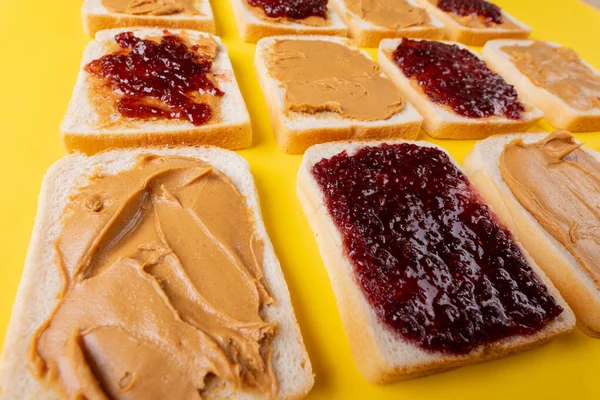 Nahaufnahme Vollbild Schuss Von Brotscheiben Mit Marmelade Und Erdnussbutter Alternativ — Stockfoto