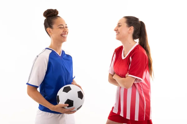 Leende Kaukasier Och Biracial Unga Kvinnliga Fotbollsspelare Talar Stående Mot — Stockfoto