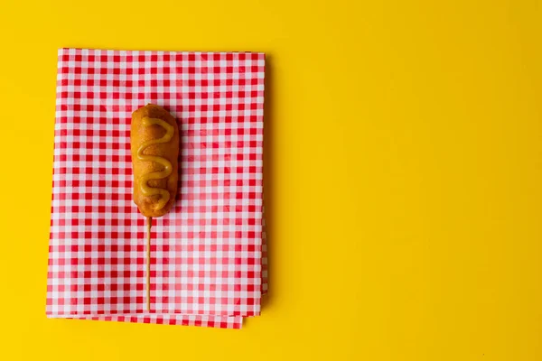 Hardal Soslu Mısırlı Mısırlı Sosis Manzarası Sarı Arka Planda Işaretli — Stok fotoğraf