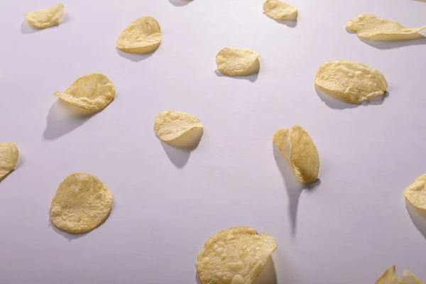 감자칩의 각도는 배경에 배치되어 변경되지 건강에 소금기있는 — 스톡 사진
