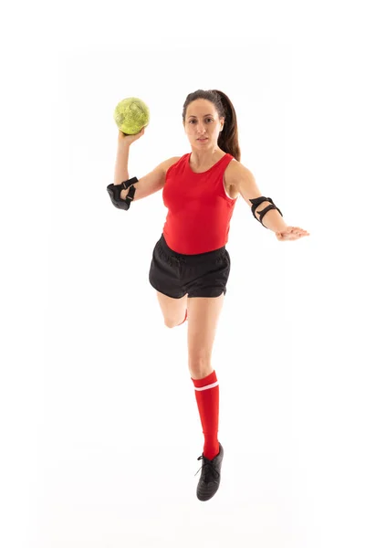 白い背景を背景に 腕を伸ばしてハンドボールをする白人の若い女性選手 変更なし コピースペース スポーツ スポーツユニフォーム アスリート チームハンドボール — ストック写真