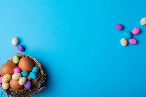Renkli Şekerli Paskalya Yumurtaları Mavi Arka Planda Fotokopi Alanında Değiştirilmemiş — Stok fotoğraf