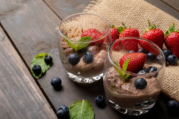 巧克力慕斯与草莓 蓝莓和薄荷叶在玻璃杯中的特写 采购产品甜点 浆果果 坚果和巧克力的放纵 — 图库照片
