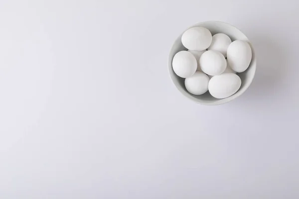 コピースペースとテーブルの上にボウルに白い卵のショットの真上 変更されていない コピースペース 健康食品 生の食品 有機物 タンパク質 新鮮で静物 — ストック写真
