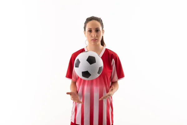 Porträtt Kaukasiska Unga Kvinnliga Spelare Med Fotboll Står Mot Vit — Stockfoto