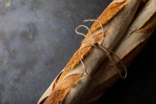 Close Baguette Diikat Dengan String Atas Meja Dengan Ruang Kosong — Stok Foto