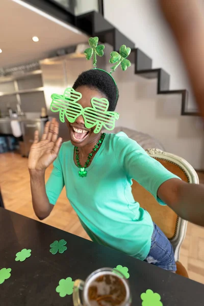 Mulher Americana Africana Feliz Vestindo Óculos Novidade Shamrock Enquanto Toma — Fotografia de Stock