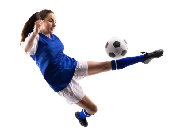 Longitud Completa Joven Jugadora Caucásica Aire Pateando Pelota Fútbol Mientras —  Fotos de Stock