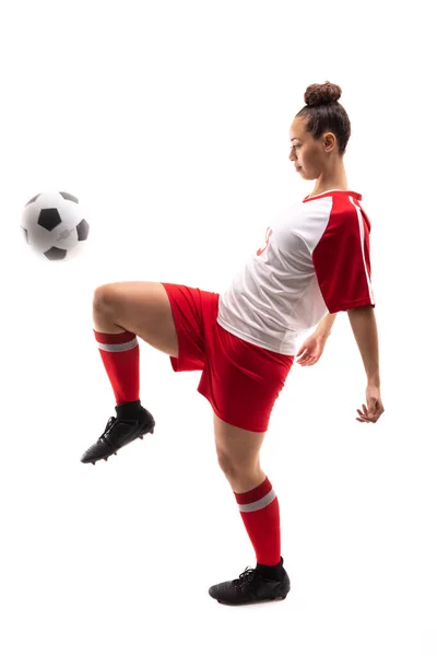 Comprimento Total Biracial Jovem Jogadora Chutando Bola Futebol Com Joelho — Fotografia de Stock