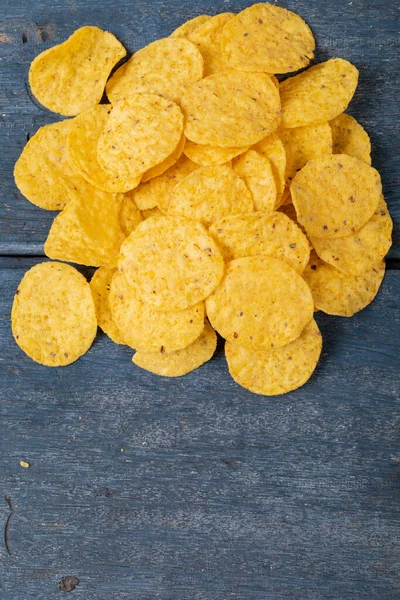 Ropogós Chipek Közelsége Asztalon Üres Hellyel Változatlan Egészségtelen Ételek Snack — Stock Fotó