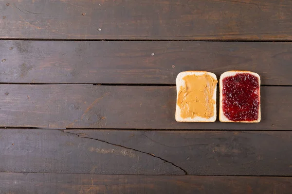 Blick Auf Brotscheiben Mit Erdnussbutter Und Marmeladen Auf Einem Holztisch — Stockfoto
