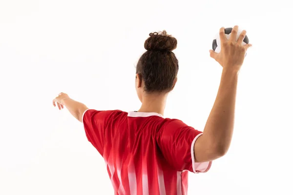 Biracial Joven Jugador Balonmano Femenino Lanzando Pelota Mientras Está Pie —  Fotos de Stock