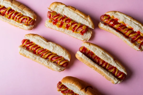 Bezpośrednio Nad Strzałem Sosów Hot Dogi Różowym Tle Niezmieniona Niezdrowa — Zdjęcie stockowe