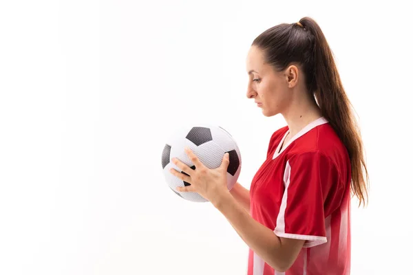 Vista Lateral Branco Jovem Jogador Futebol Feminino Olhando Para Bola — Fotografia de Stock