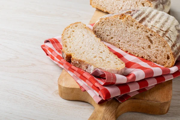 Close Pão Com Guardanapo Padrão Verificado Servir Bordo Mesa Alimentos — Fotografia de Stock