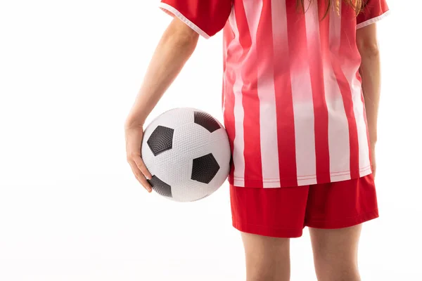 白地を背景にサッカーボールを持つ女子サッカー選手の中盤 変更されていない スポーツ スポーツの制服 コピースペース 選手や女性のサッカー — ストック写真
