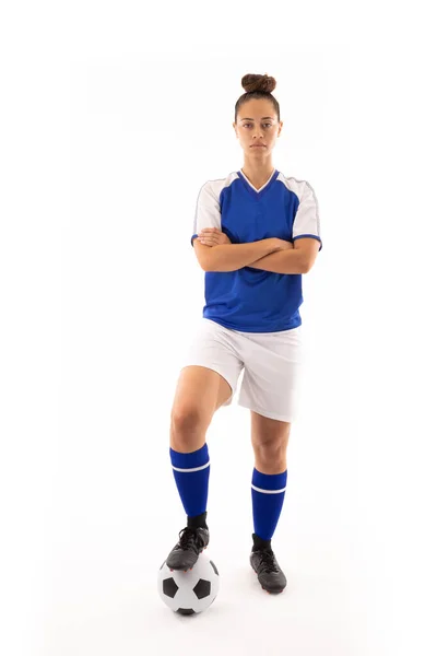 Retrato Biracial Jovem Jogadora Com Braços Cruzados Bola Futebol Fundo — Fotografia de Stock