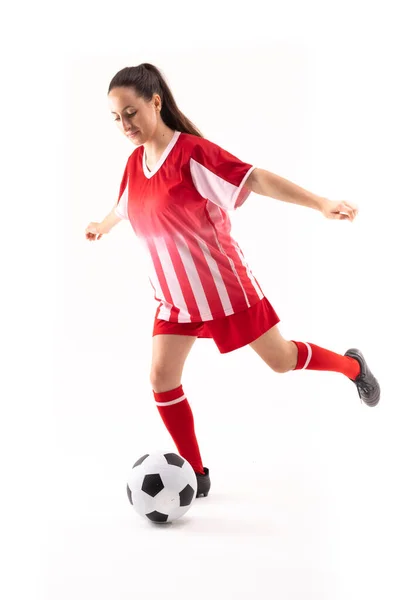 Vit Ung Kvinnlig Spelare Med Utsträckta Armar Spelar Fotboll Mot — Stockfoto