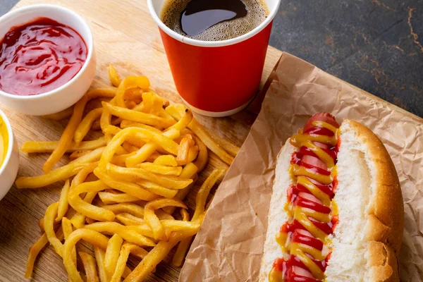 Egy Közeli Kép Hot Dogos Ételről Italos Tálalóval Asztalnál Változatlan — Stock Fotó