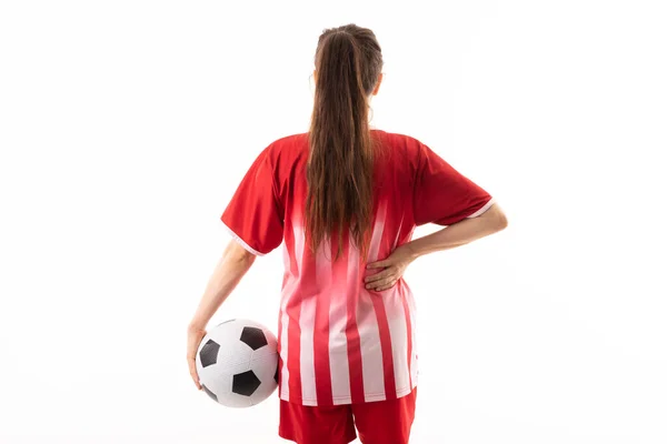 白地を背景にボールと手を腰に持つ白人女子サッカー選手のリアビュー 変更されていない スポーツ スポーツの制服 コピースペース 選手や女性のサッカー — ストック写真