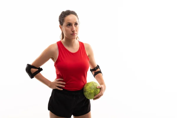 Jovem Jogadora Handebol Caucasiana Olhando Para Longe Enquanto Estava Com — Fotografia de Stock