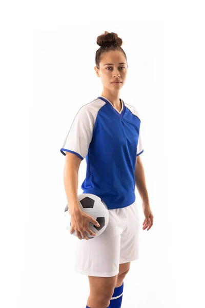 Portret Van Zelfverzekerde Biracial Jonge Vrouwelijke Speler Met Bal Staan — Stockfoto