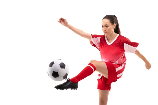 Caucásico Joven Jugador Fútbol Femenino Pateando Pelota Mientras Juega Fútbol — Foto de Stock