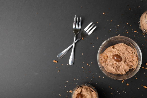 Mousse Chocolate Con Nueces Recubiertas Chocolate Rallado Tenedores Mesa Con —  Fotos de Stock