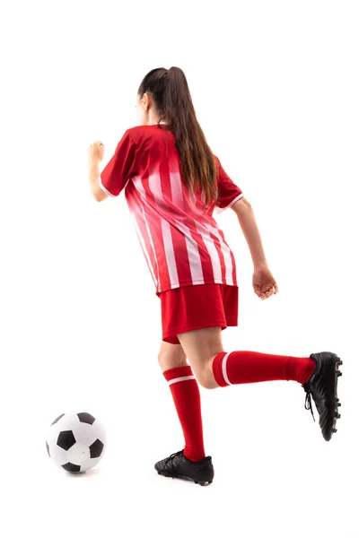 Full Längd Kaukasiska Unga Kvinnliga Fotbollsspelare Spelar Fotboll Mot Vit — Stockfoto