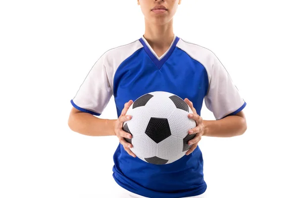 白い背景を持つサッカーボールと青いジャージーでの出産の若い女性選手の中央部 変更されず スポーツも スポーツも 選手も 女子サッカーも — ストック写真
