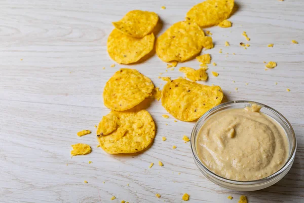 Ropogós Chips Tálba Mártással Asztalon Változatlan Egészségtelen Ételek Snack Mártás — Stock Fotó