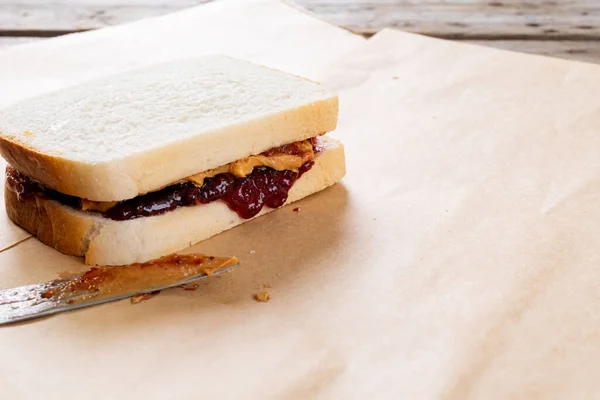 Primo Piano Burro Arachidi Panino Alla Gelatina Carta Marrone Con — Foto Stock