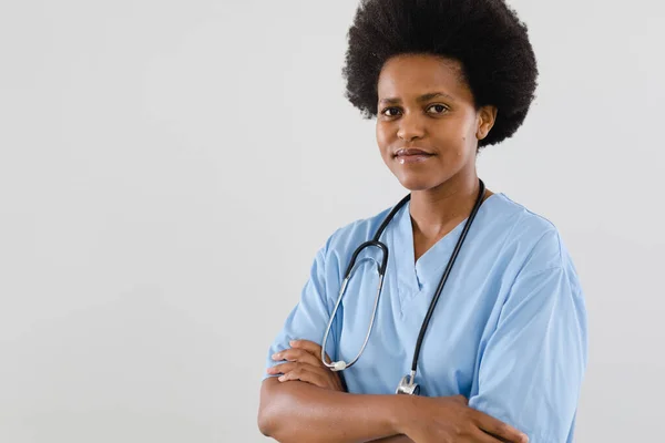 Retrato Confiante Africano Americano Médio Adulto Médico Feminino Contra Fundo — Fotografia de Stock