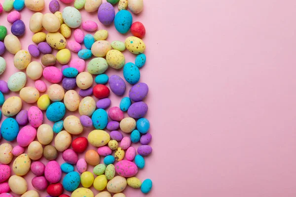 Renkli Paskalya Yumurtalarının Fotokopi Odasıyla Pembe Arka Planda Sıralanmış Halinin — Stok fotoğraf
