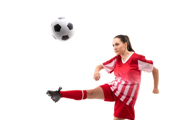 Jugadora Joven Caucásica Cuerpo Entero Pateando Pelota Mientras Juega Fútbol —  Fotos de Stock