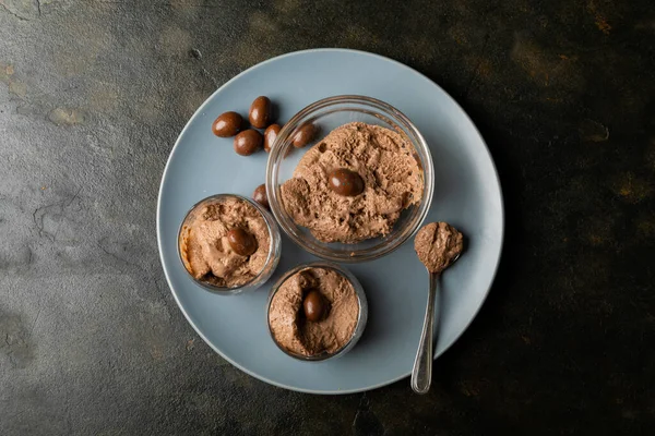 Vista Aérea Mousse Chocolate Con Nueces Recubiertas Servidas Tazón Vasos —  Fotos de Stock