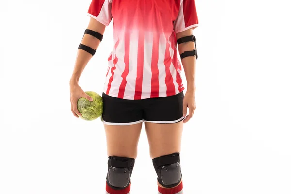 Midsektion Kvinnlig Handbollsspelare Med Bollen Stående Mot Vit Bakgrund Oförändrad — Stockfoto
