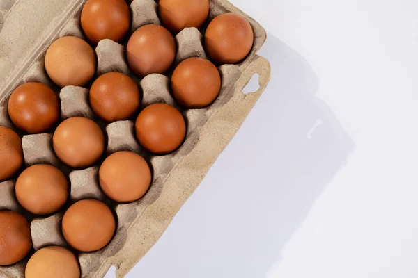 在有空白空间的桌子上的蛋盒中的褐色蛋的高角度视图 原生食品 蛋白质 有机食品 鲜活食品 静止食品 — 图库照片