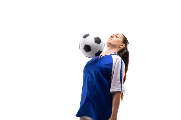 Beyazlı Genç Bayan Futbolcu Futbol Oynarken Göğsüyle Futbol Topuna Vuruyor — Stok fotoğraf