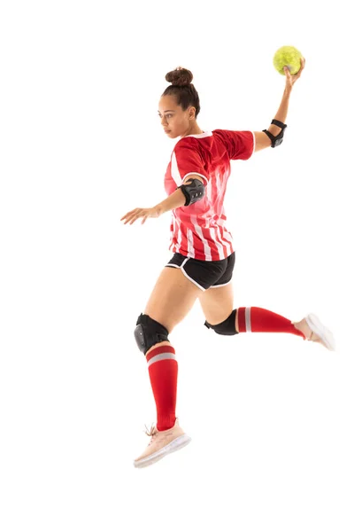 身材高大的年轻女运动员在半空中 手球在白色背景下打球 原封不动 复制空间 运动服 运动员和手球 — 图库照片