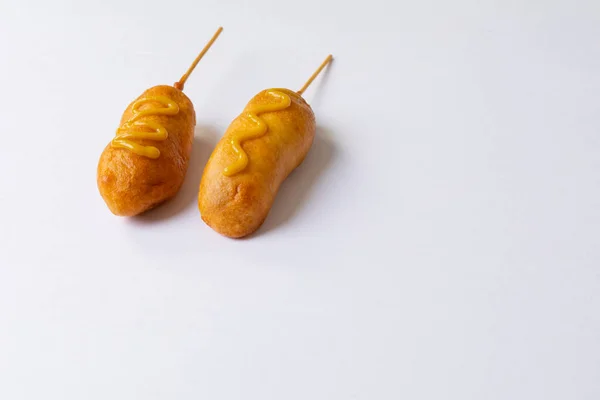 Close Van Corn Dogs Spiesjes Met Mosterdsaus Witte Achtergrond Met — Stockfoto