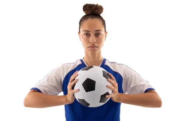 白い背景にサッカーボールを持つ出産の若い女性選手の肖像画 変更されず スポーツも スポーツも 選手も 女子サッカーも — ストック写真