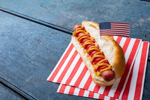 Close Hot Dog Tomato Mustered Sauce American Flag Paper Table — Stock Photo, Image