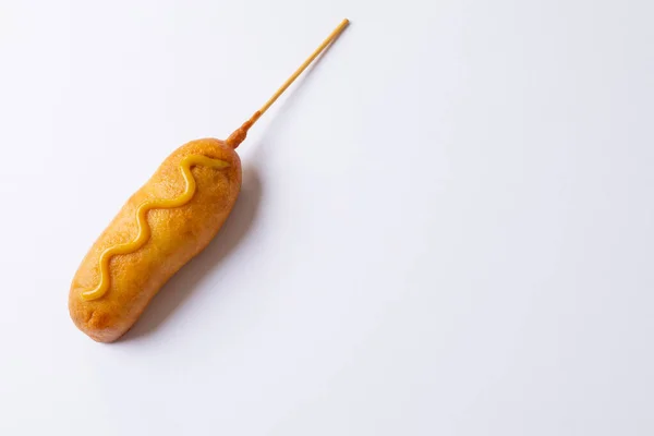 Close Van Corn Dog Met Gemusterde Saus Spiesje Witte Achtergrond — Stockfoto