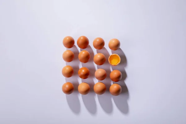 Masanın Üzerinde Kırık Bir Yumurta Ile Kahverengi Yumurtaların Yukarıdan Görünüşü — Stok fotoğraf