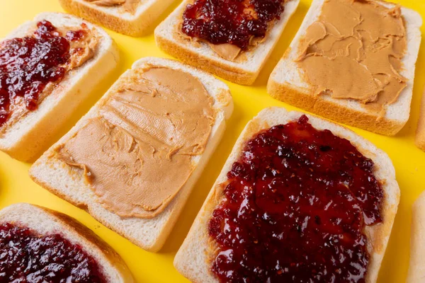 Vollrahmenaufnahme Von Brotscheiben Mit Marmelade Und Erdnussbutter Alternativ Angeordnet Unverändert — Stockfoto