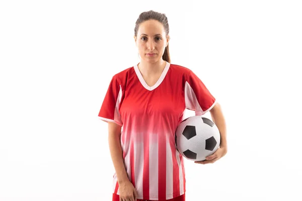 Portret Pewnej Siebie Młodej Białej Kobiety Grającej Piłkę Nożną Białym — Zdjęcie stockowe